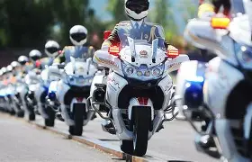 江南鲸鲨队鏖战东城黑豹队，摩托车赛淘汰赛惊险晋级，核心复出即建功。快速转换撕裂防线的简单介绍